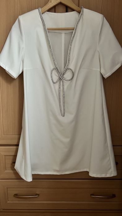 Продам короткое белое платье