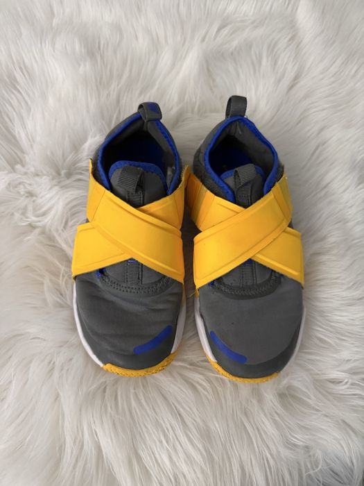 Маратонки nike размер 33
