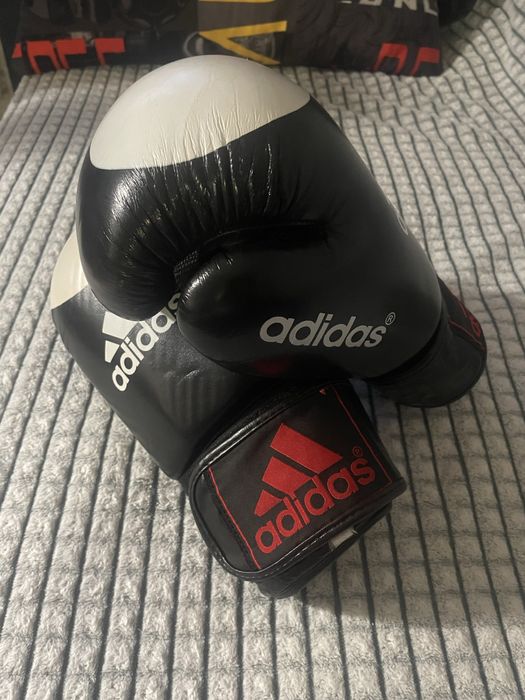 Боксерские перчатки adidas