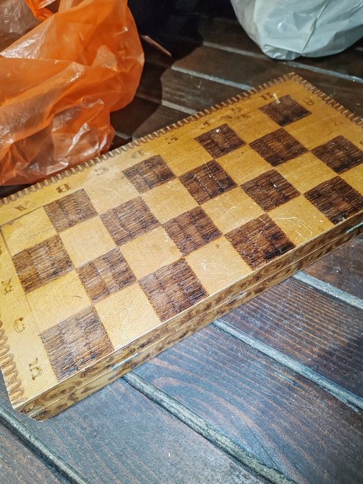 Дървен шах ,2 комплекта фигури,липси