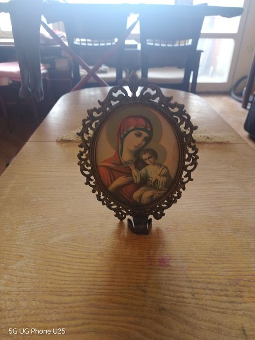 Икона на Света Богородица с дървен кръст и