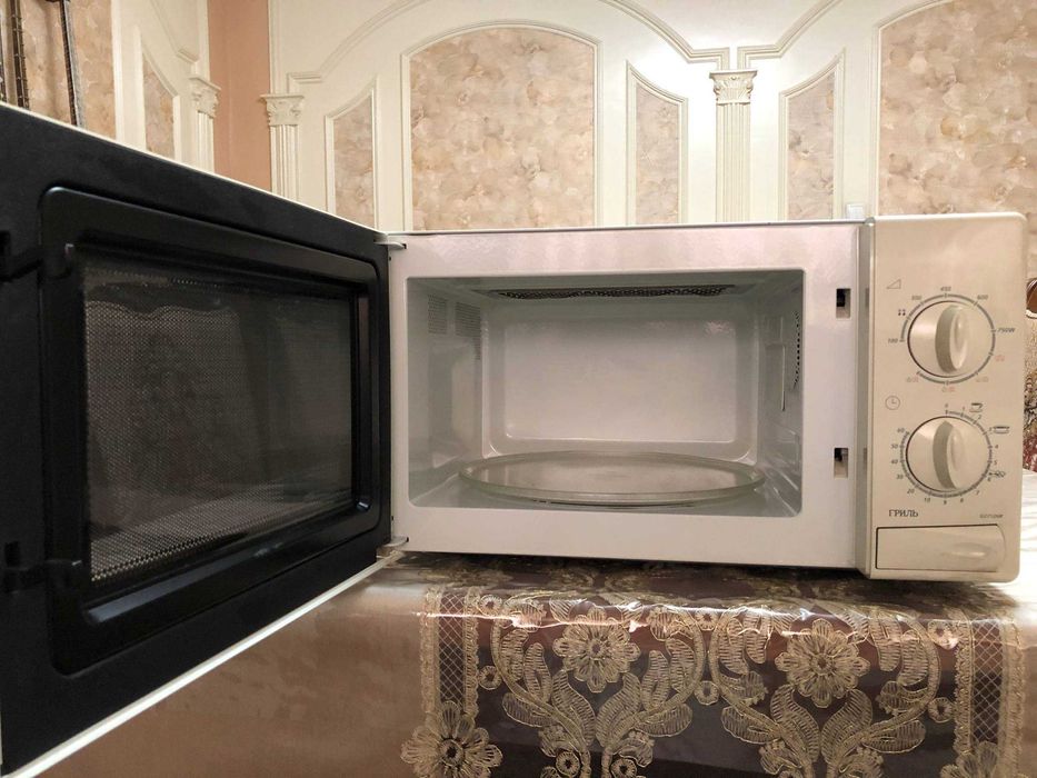 Микроволновка, блендер-соковыжималка, духовка печь сотилади.