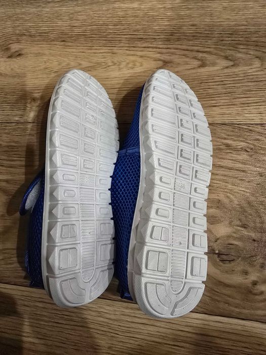 Продам кроссовки детские