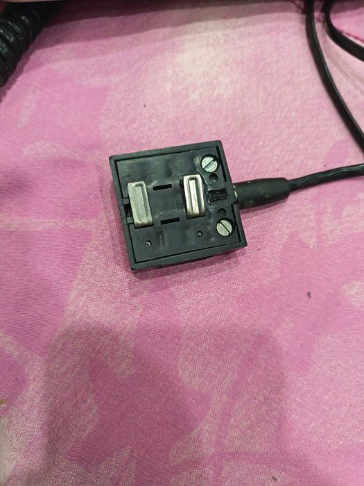 Телефон от 90-те със запазен външен и вътрешен вид повече на личен чат