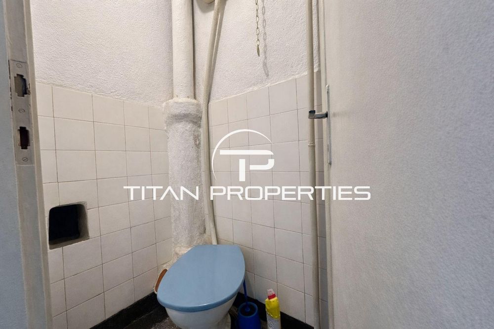 Тристаен апартамент за продажба в Център