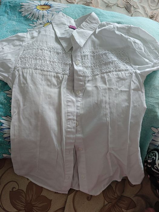 Блузки школьные отдам