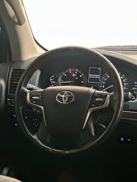 Bugun sotuvimizda Toyota Land Cruiser 200