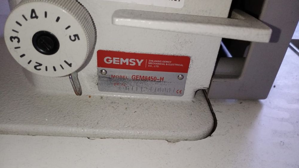 Продам двухигольную швейную машинку