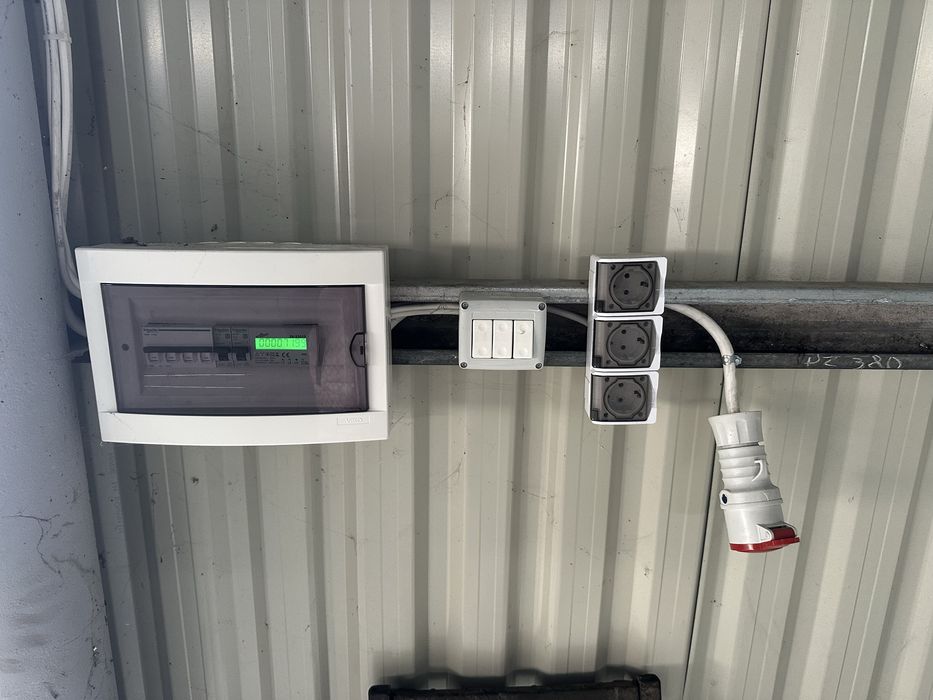 Inchiriez hala metalica