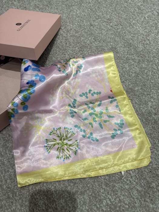 Новый шелковый Платок, очень нежный и красивый. Размер 60*60см.