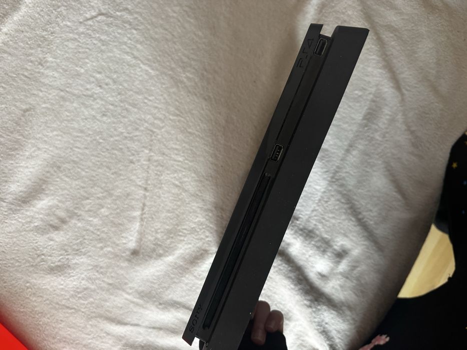 Продавам Ps4 slim 1 TB