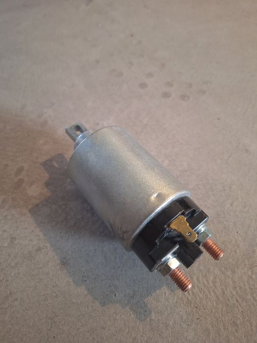 Втягивающее реле стартера.