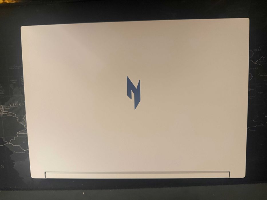 Геймърски лаптоп Acer Nitro V14 (Pearl White) – Ryzen 7 8845HS/32GB RAM/RTX 4050, в гаранция
