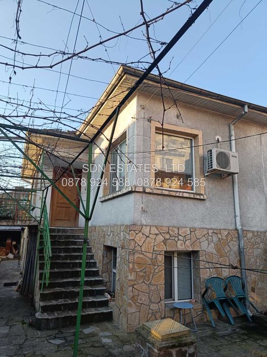 Продава прекрасна къща в района на магазин Си Би Ес