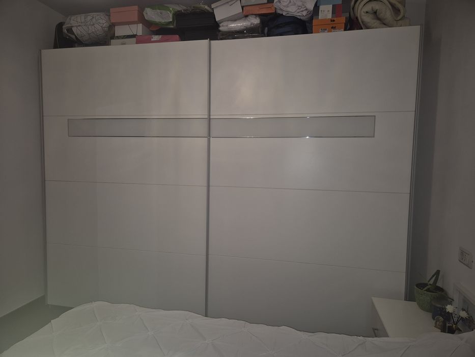 Vand dressing-uri facute pe comanda, ca noi, bine compartimentate