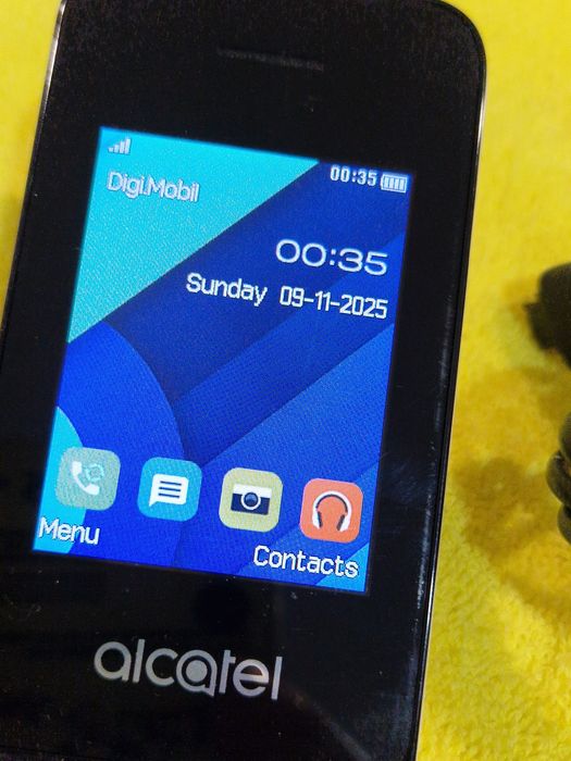 Telefon cu clapeta cu încărcător