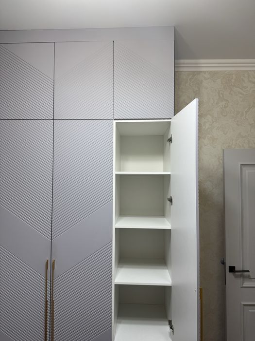 Виестительный шкаф с зеркалом