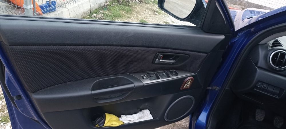 Продавам автомобил Мазда 3 1.4