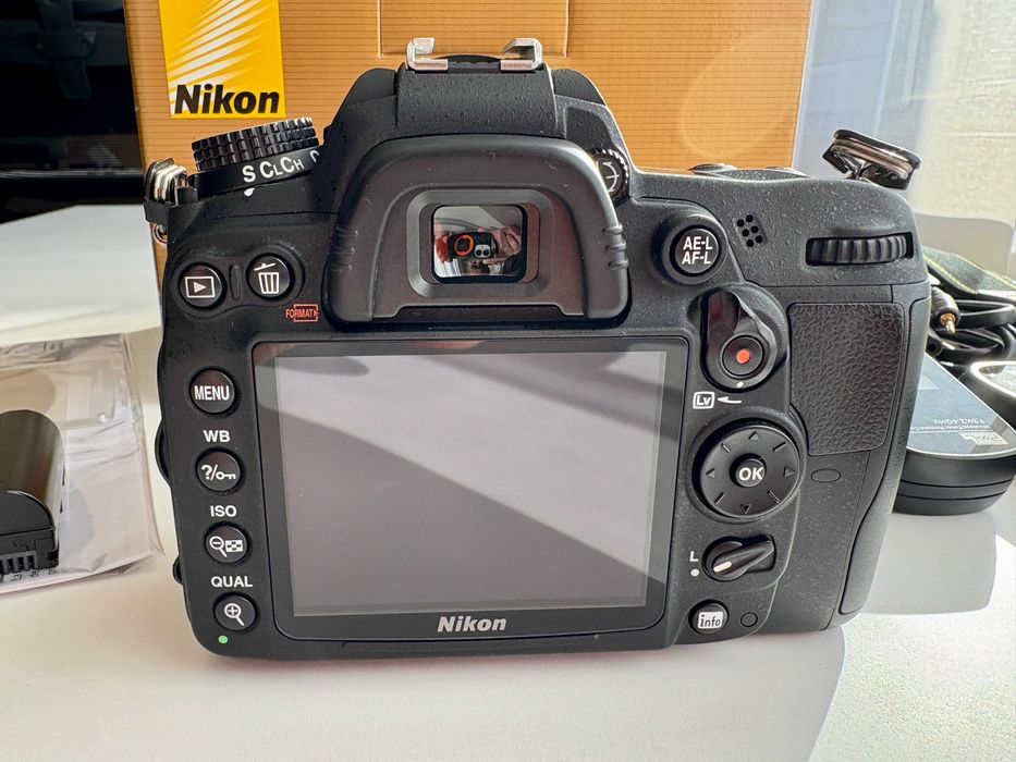 Nikon D7000 Body + 2 батерии + дистанционни + кутия | Отлично състояние