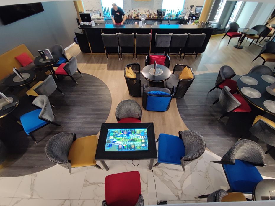 Tabletă încorporat într-o masă cu jocuri de societate pt HOTELURI