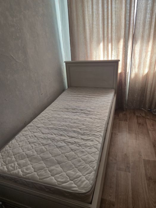 Продам односпальную кровать с матрасом