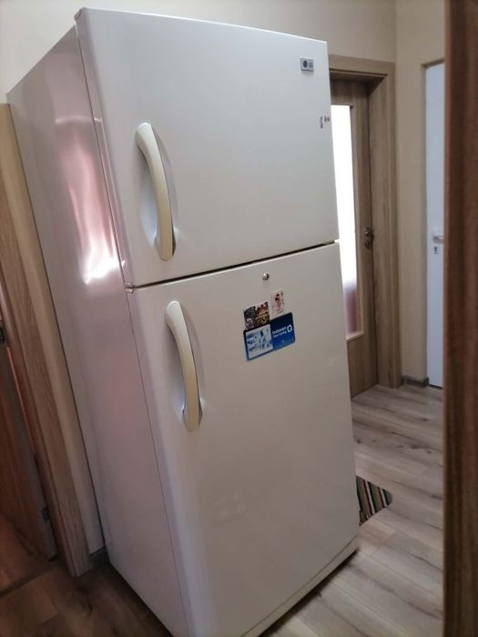 Продавам хладилник с фризер LG