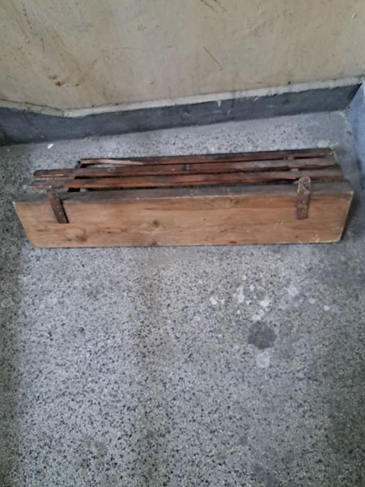 Стара дървена закачалка