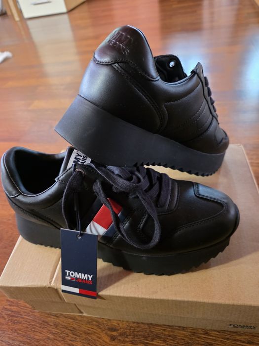 Vand adidasi Adidas si Tommy Jeans