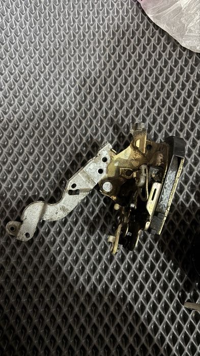 Замок левой двери Тойота