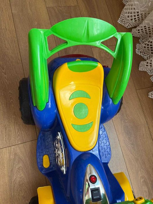 Детска кола с педал на акумулаторна батерия