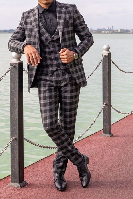 Costum negru vesta, sacou și pantaloni
