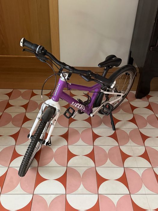 Woom 4 – bicicletă copii 6–8 ani, 20”, foarte ușoară, cu accesorii