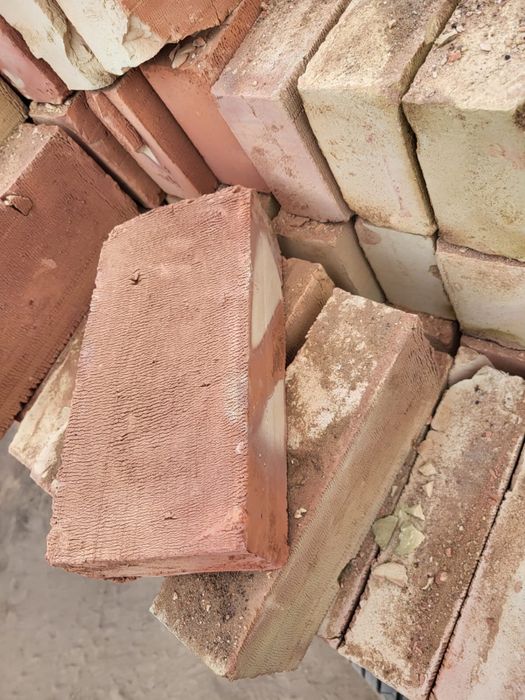 Красный кирпич для стройтельства