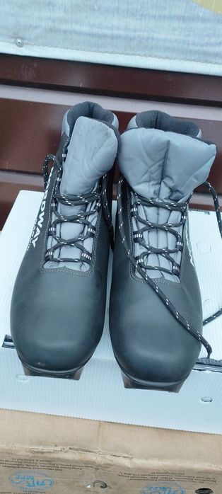 Лыжные ботинки. Лыжные рукавицы