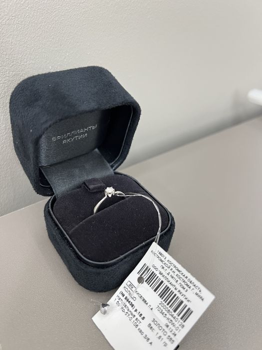 Кольцо с бриллиантом новое