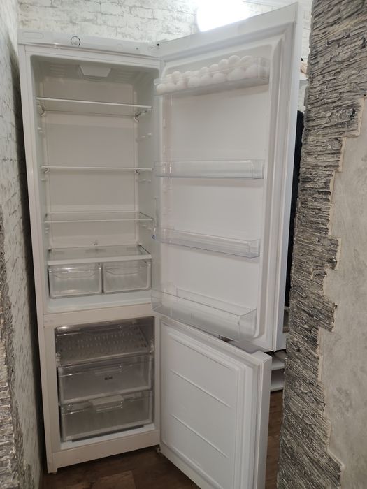 Продаю холодильник Indesit