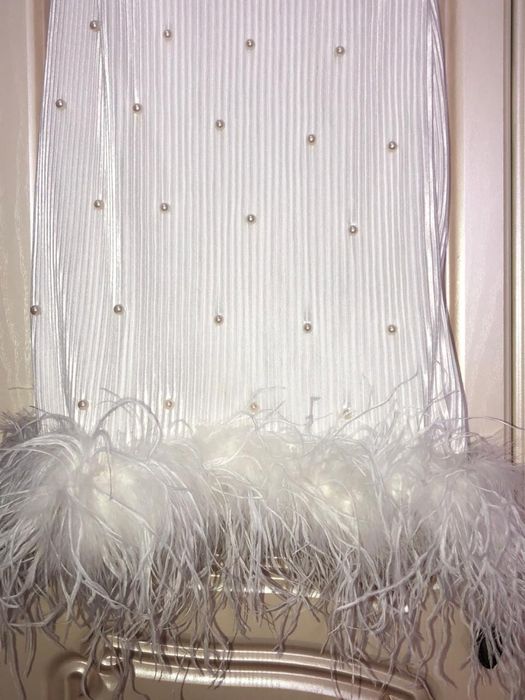 Белое платье с перышками