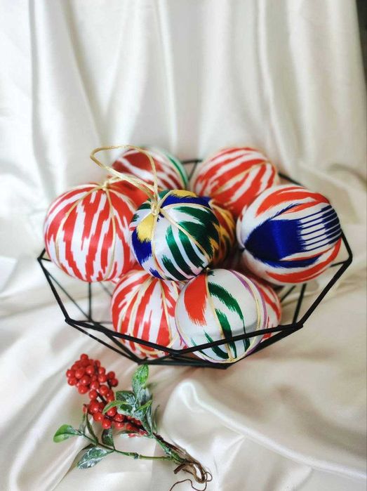 Новогодние игрушки ручной работы в национальном узбекском стиле. Икат