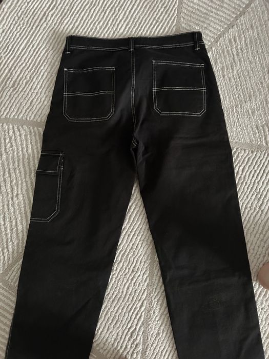 Черные брюки карго бренда Bershka