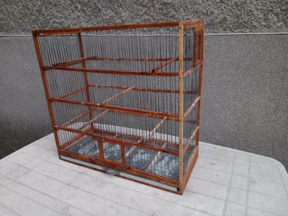 Дървена клетка, кафез за птици, гълъби, канарчета с метална скара