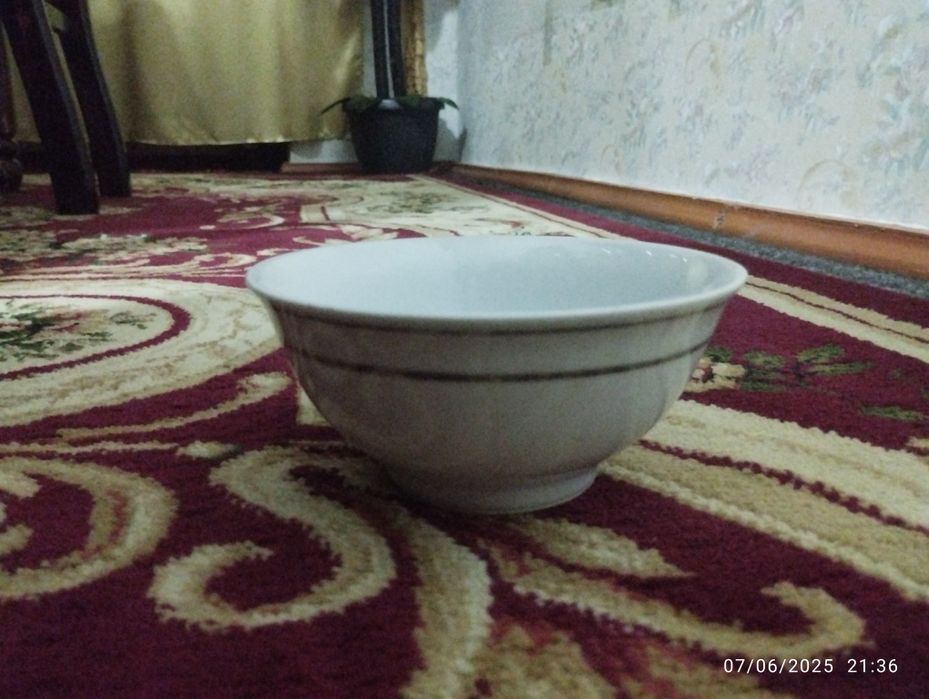 Чойнак, пиёла, коса. Оқ идишлар тўплами