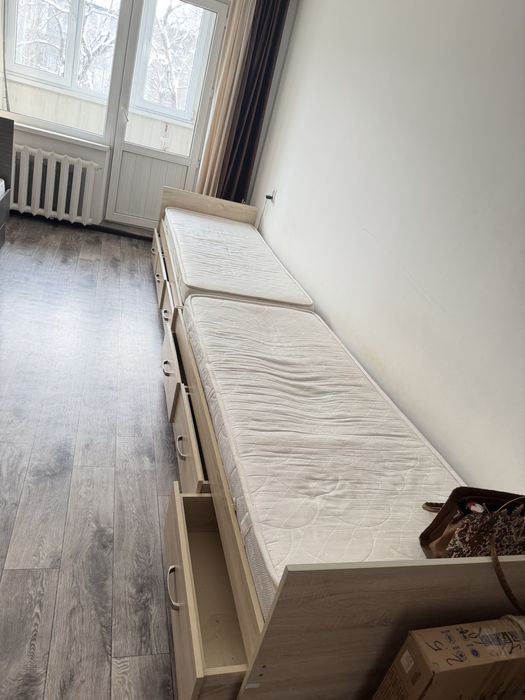 Продам кровати и стол