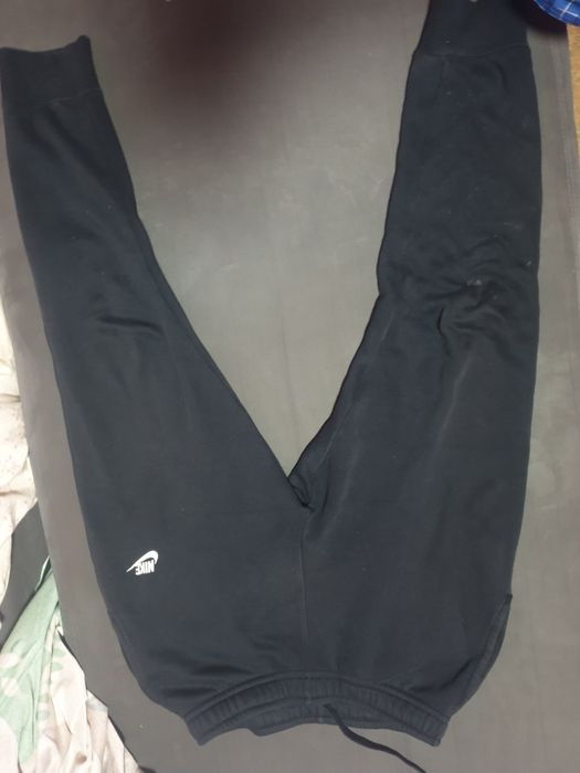 Pantaloni Nike foarte buni