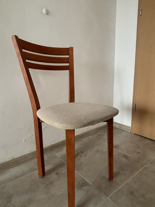 Шест трапезни стола и подарък маса