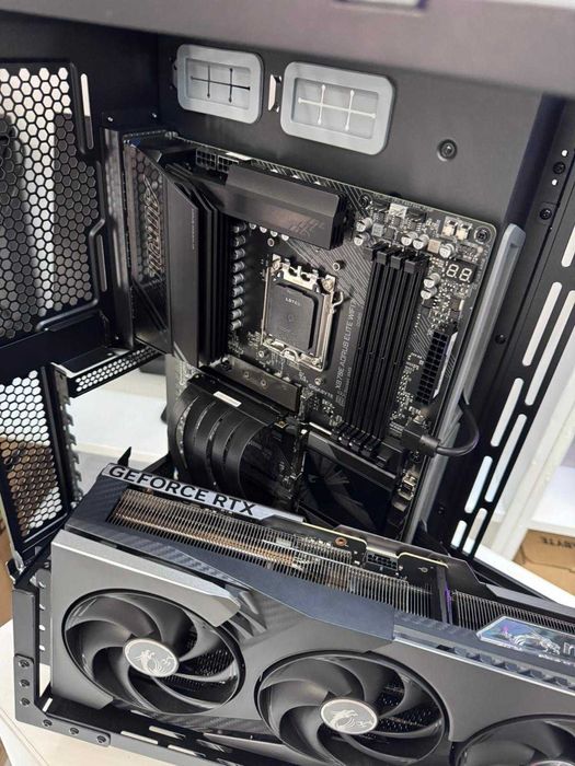 Calculator Lian Li Ryzen 9950x3d,RTX 5090,32GB,4TB,X870e,Tva,Garantie!