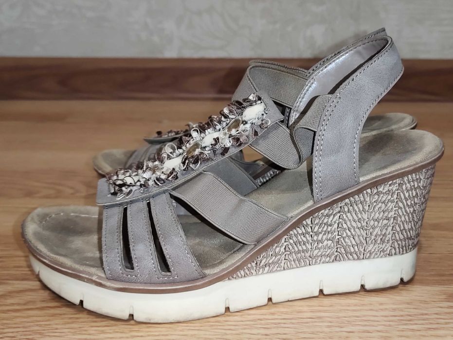 Босоножки женские