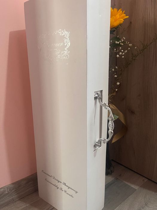 Подаръчна кутия с надпис LOVE от вечни рози