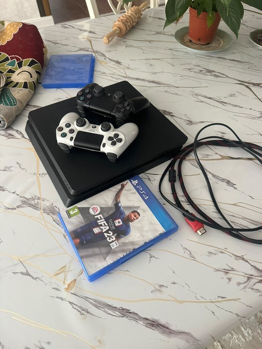 PlayStation 4 Slim 1TB.