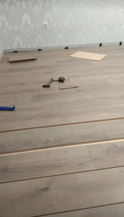 Ламинат, линолеум, паркет.