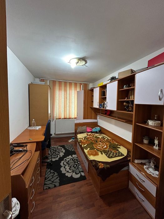 Închiriez apartament cu 3 camere